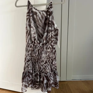 Zara klänning  - Klänning från Zara i strl Xs, passar S med. Knappt använd💕
