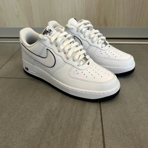 Nike Air Force 1 - Tja, säljer dessa helt nya air force 1. Aldrig använda eller testade!! Dom är i storlek 42,5. Det är bara att skriva vid funderingar och fler bilder🙌🏼🙌🏼 pris kan diskuteras vid snabb affär!!