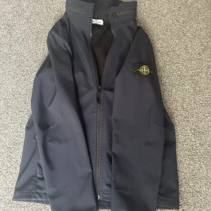 Stone island jacka  - Säljer min tunna windbreaker stone island jacka, köpt på nk för ett år sedan använt mycket sparsamt. Modellen är navy blå och i storleken 170/ xs 