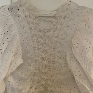 Blus med knytning - Blus med knytning i ryggen 