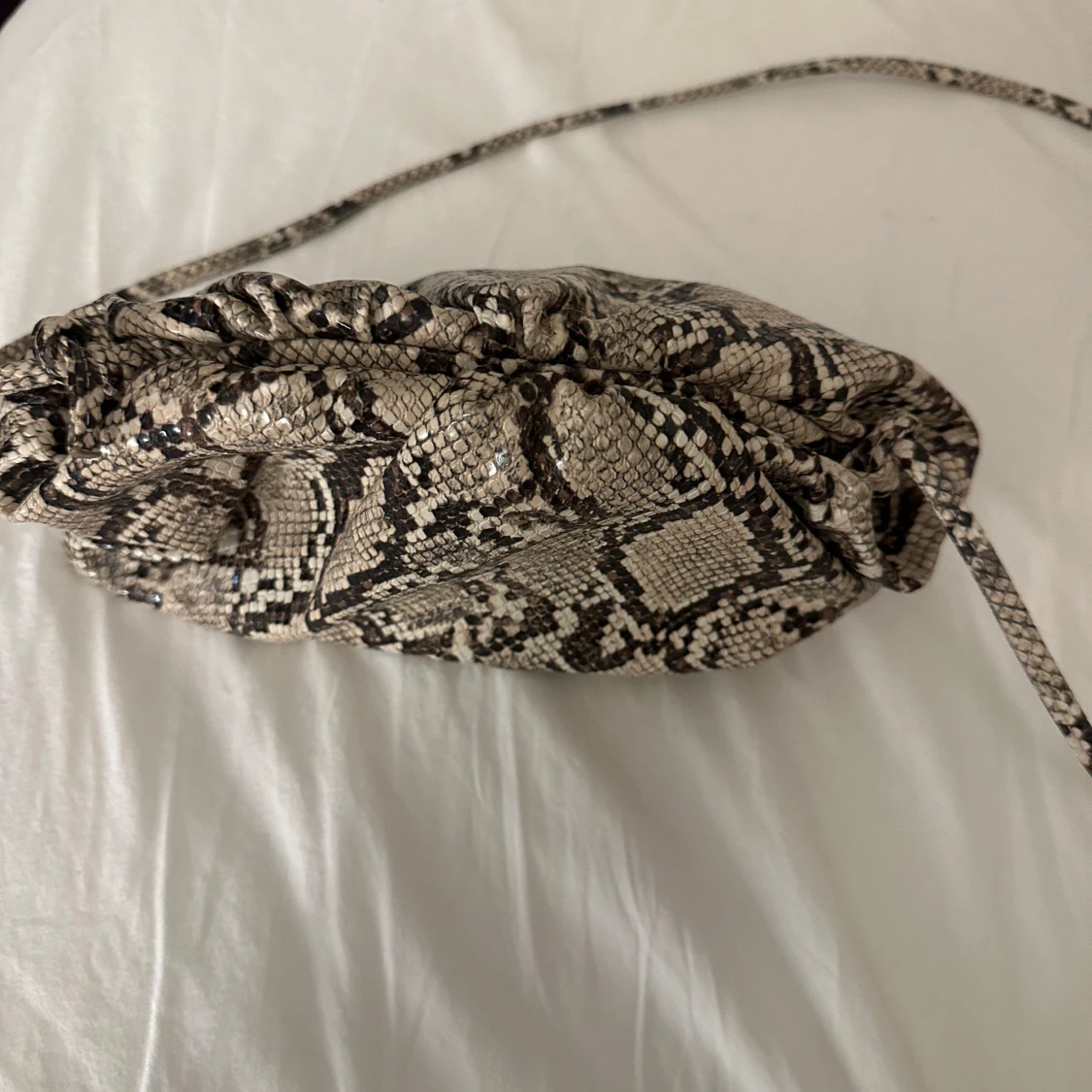 Väska med ormmönster - 1