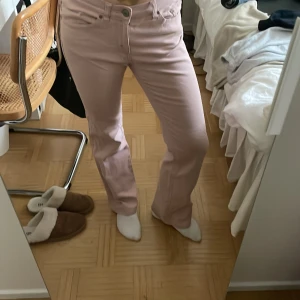 Rosa jeans  - Trendiga unika rosa Lågmidjade jeans!!! Strl 38       200 kr + frakt , inte mina bilder💞