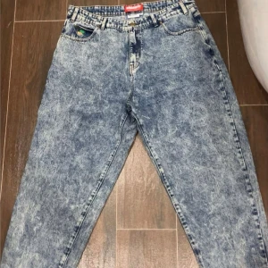 Acid wash baggy jeans från Butter - Säljer ett par riktigt snygga acid wash jeans från Butter i baggy modell. De har klassisk femficksdesign, hög midja och tydlig stentvättad look. Skriv om ni har frågor.