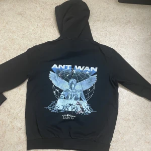 Ant wan Avicii arena/globen merch - Säljer mkn ant wan merch från hans första konsert kontakta vid intresse 
