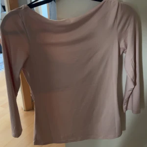 Ljusrosa tröja - Säljer en rosa långärmad tröja från H&M som har använts endast en gång.