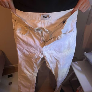 Vita jeansbyxor från Lager 157 - Säljer ett par vita jeansbyxor från Lager 157 med klassisk femficksdesign och normal passform. Byxorna har dragkedja och knapp framtill samt raka ben. Perfekta för dig som vill ha en stilren och fräsch look.