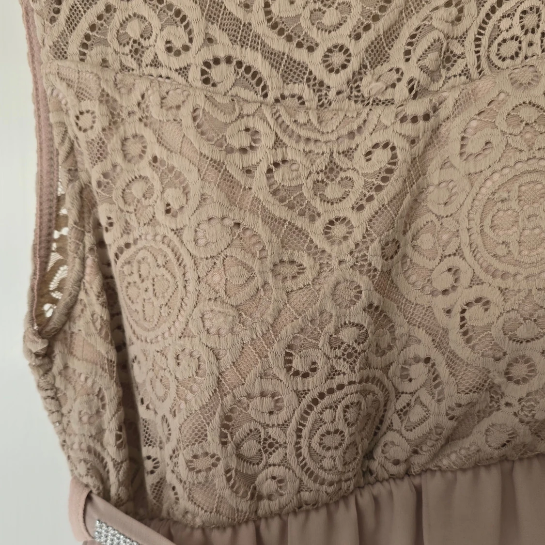 Beige långklänning med spets och strassbälte - 2