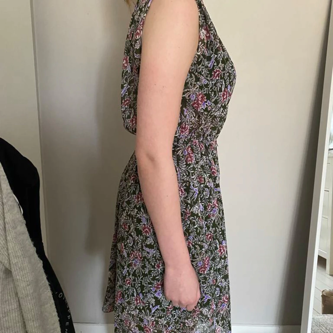 Grön blommig klänning med knappar - 1