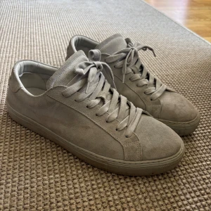 LES DEUX - Ett par les deux skor som knappt är använda då dom är lite stora för mig, använda ca 5ggr och är som nya typ. Lite smutsiga men det kan jag tvätta innan ja skickar iväg dom! Passar även 43! Kan gå ner i pris vid snabb affär