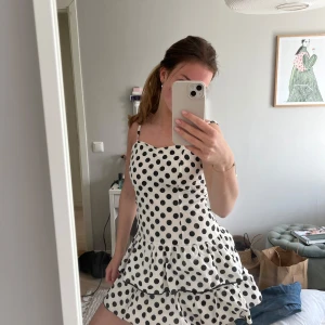 Prickig volangklänning - Supersöt vit klänning med svarta prickar, perfekt til sommaren💞Är från Hm storlek s