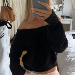 Svart offshoulder stickad tröja - Säljer denna så snygga stickade tröja som går att ha både off sholder eller på ”sidan” ner för en axel.