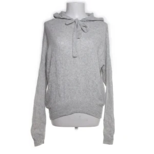 långärmad cashmere hoodie från Crush - har två igensydda hål på axlarna, skriv för bilder!