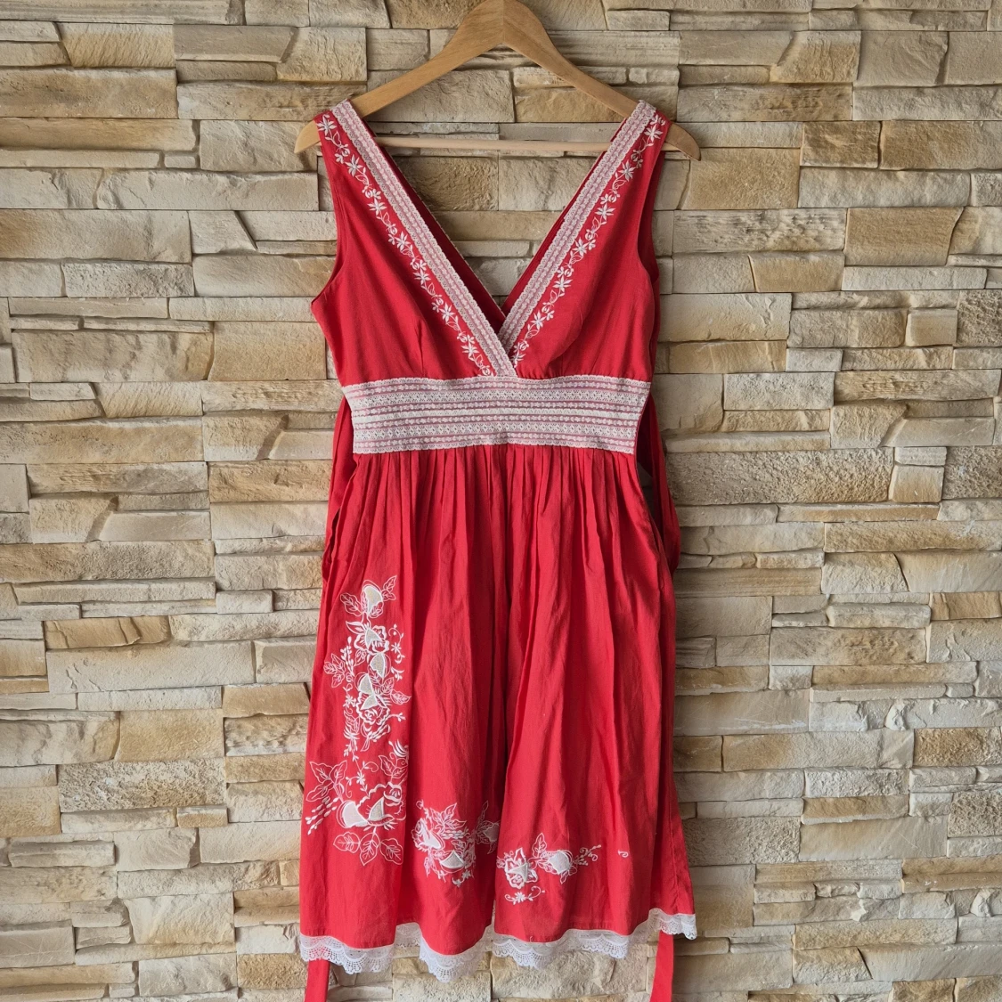 Röd klänning med broderi från Derhy