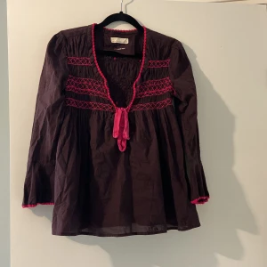 Brun och rosa oddmolly blus med sidenband - Superfin blus från odd molly med sidenband som knyts där fram! Använd en gång men den är för stor. Storleken är xs men skulle säga att den passar xs-m. Köpare står för frakt!