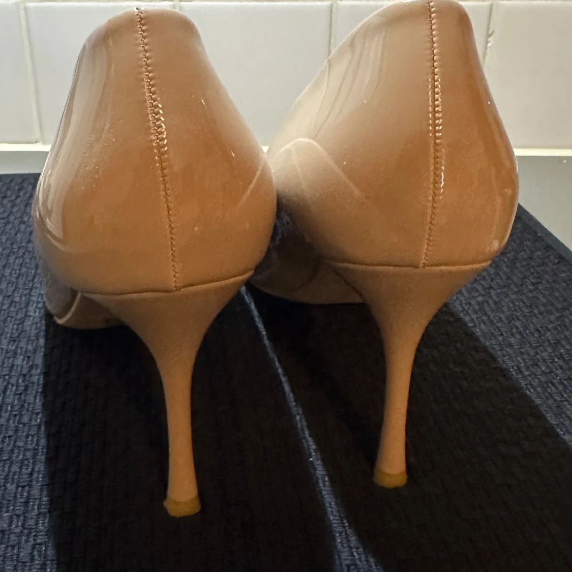 Beige pumps med spetsig tå från Yuanzhilin - 2