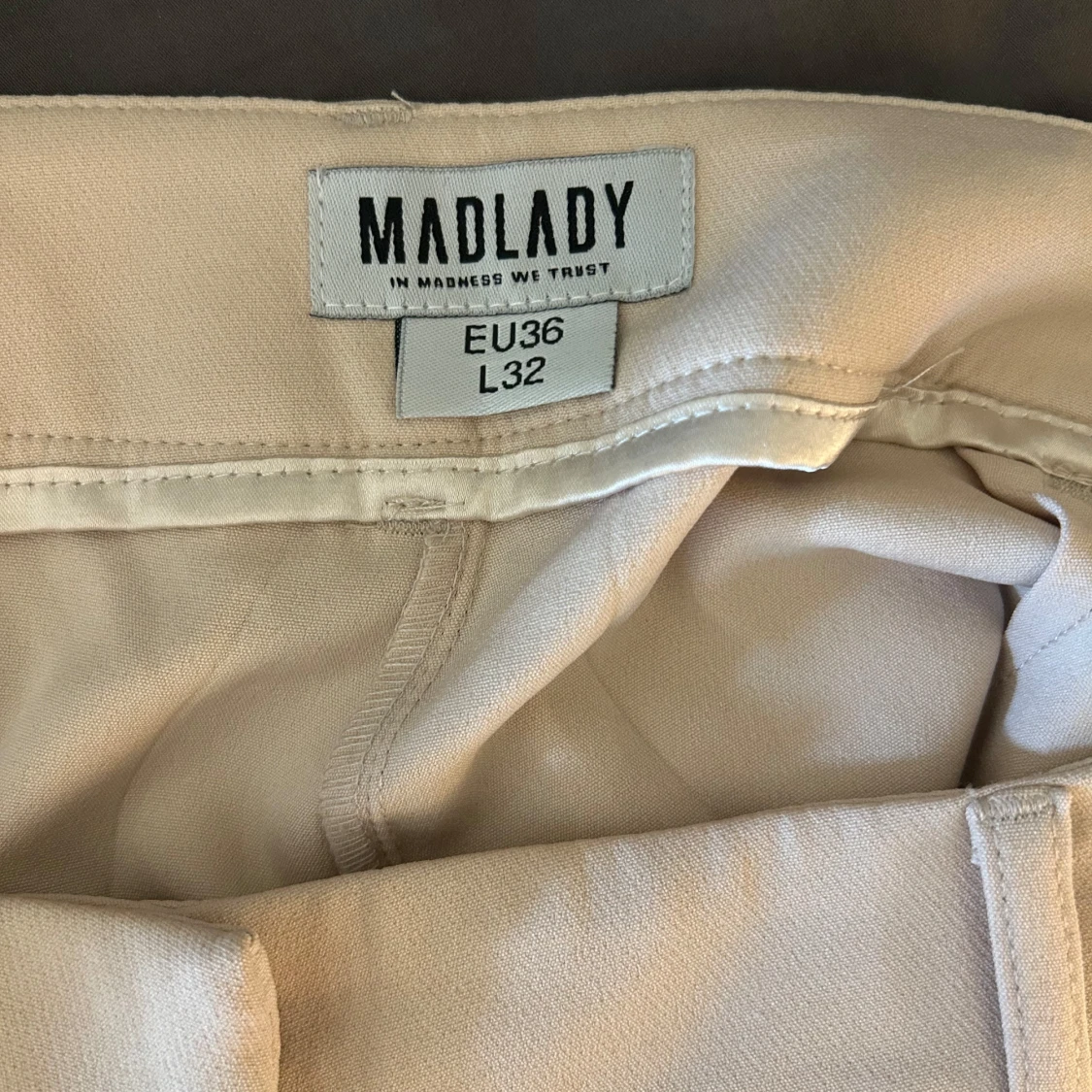 Beige kostymbyxor från Madlady - 2