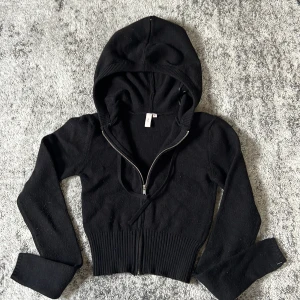 Svart croppad tröja med dragkedja - Croppad tröja ifrån Nelly 