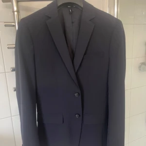Selected homme kostym - Säljer en kostym från selected homme. Perfekt till er som tar studenten eller har skolavslutning:) använd endast en gång så är som ny! Ord pris är 3000kr, säljs för endast 1500kr🤩