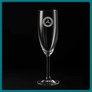 Champagneglas- Mercedes Benz - Nytt och oanvänt! Går köpa flera om så önskas. Perfekt present eller ett elegant glas att ha på själv.  Graverad detalj – Gravyr enligt bild med en unik touch. Specifikationer: Antal: 1st Höjd: 21 cm Volym: 21 cl Material: Glas Gravyr: Enligt angivet motiv Leverans 1 - 4 arbetsdagar