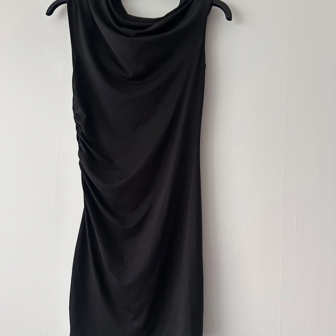 Svart draperad klänning från Divided