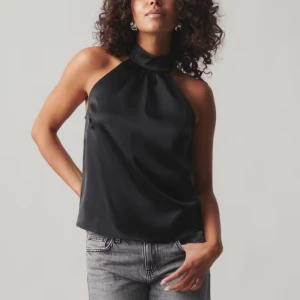 Halterneck satin topp - Säljer så fin svart topp i satin med halterneck från Gina😍använd en gång bara, jättefint skick. Skriv vid frågor 💖storlek 34, en XS/S skulle jag säga.