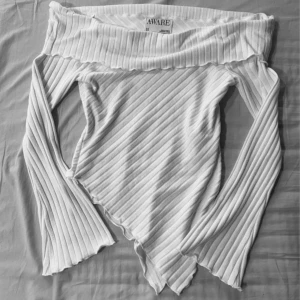 Off-shoulder topp - Säljer denna underbara toppen från Aware by Vero Moda💕 Har inte kommit till någon användning för att den är för stor för mig🥰 Vet ej vad det är för röd fläck eller färg på toppen, har inte använt den men på något sätt har den fått den lilla defekten☺️ men den märks inte alls mycket🎀 kanske går bort i tvätt!