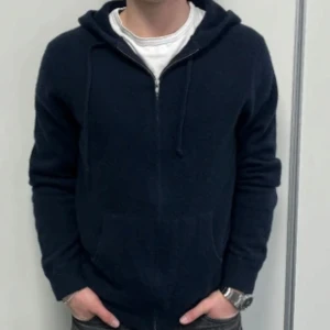 THE WHITE COMPANY - 100% KASHMIR HOODIE - 100 procent kashmir hoodie från The White Company London i storlek Large, passar som Medium - Skick 9,5/10, inga defekter.  Nypris 3000 kr