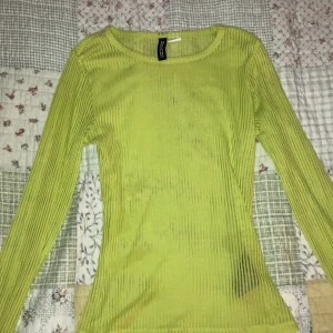 Limegrön ribbad tunn topp från Divided H&M - Aldrig andvänd. Från 2023?