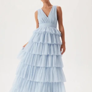 Balklänning - Babyblå avslutning/ balklänning, aldrig andvänd, och kan tyvärr inte andvändas för är tyvärr inte passar mig! Nytt skick och inga defekter köpt för 1800, passar nån i både S och M