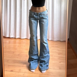 Lågmidjade bootcut jeans - Vintage från Americanos💓midja 40 innerben 92 jae 165