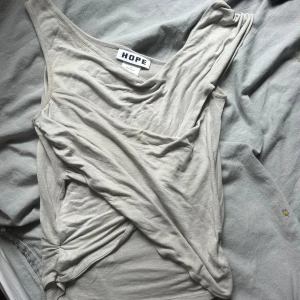 Beige ärmlös topp från HOPE - Säljer en stilren beige ärmlös topp från HOPE. 