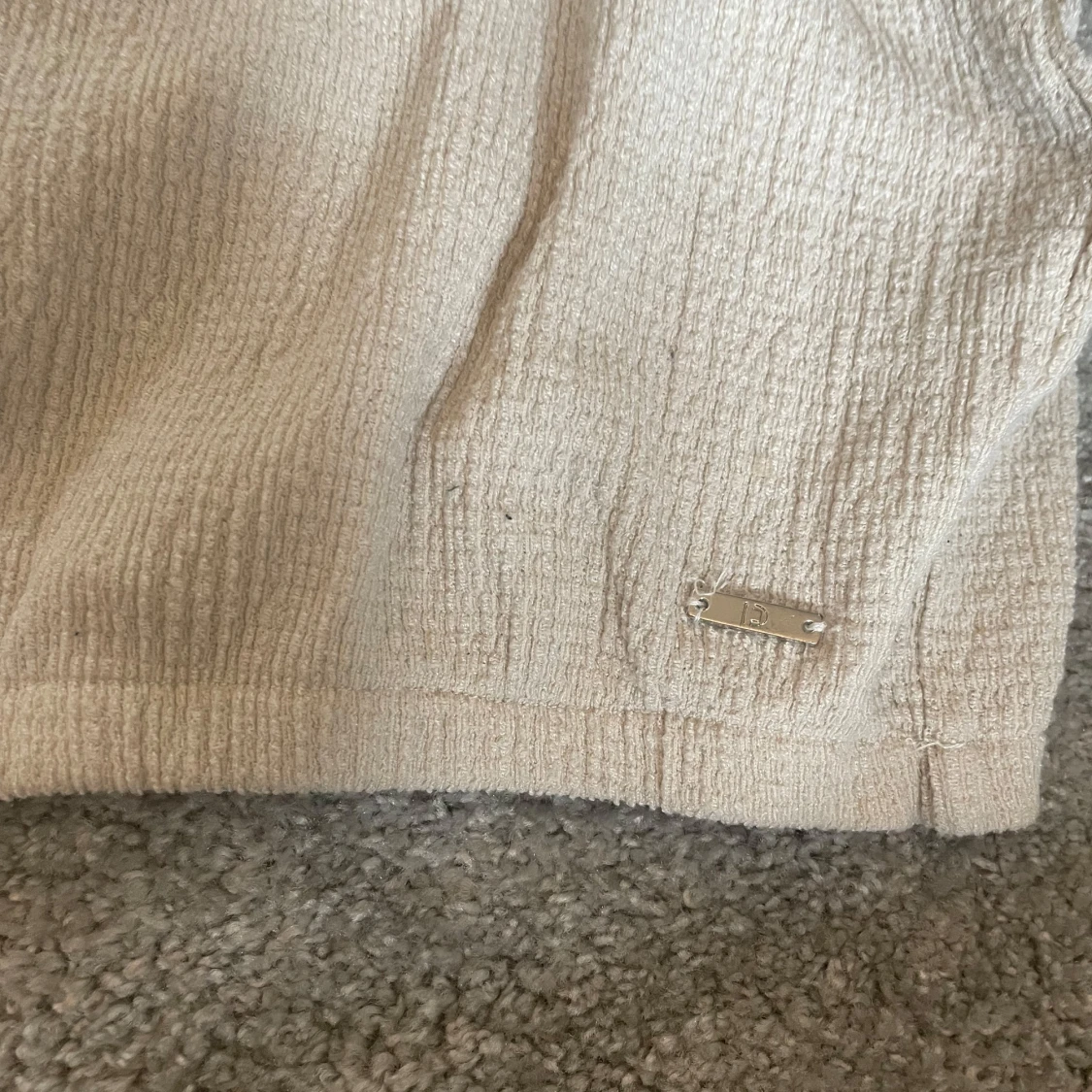 Beige blus med volangärmar  - 2