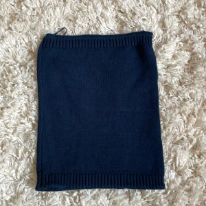 Mörkblå bandåtopp från Gina Tricot - Mörkblå bandåtopp från Gina Tricot i rak modell. Bandåtoppen har ribbade kanter upptill och nedtill och är i mjukt, stretchigt material. Perfekt att styla med en enkel långkjol eller ett par jeans. Använt endast 2 gånger. Orginalpris ca 150kr. Pris kan diskuteras 