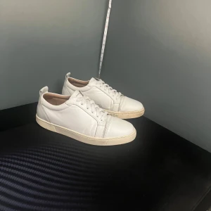 Christian Louboutin  - Säljer nu ett par riktigt snygga Christian Louboutin skor, som ska vara äkta enligt min ledgit checker och köptes innan de börja komma massa fejk av denna modell, inget og medföljer, riktigt bra skick skulle jag säga men de bedömer man själv efter bilderna!