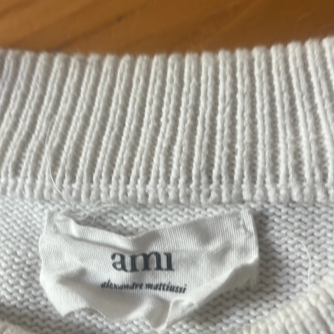 Vit stickad tröja från Ami Paris med rött hjärta - 2