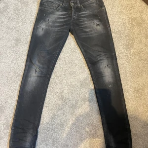 Dondup George Jeans - Tja! Säljer nu dessa sällsynta Dondup George Jeansen  Storlek 30  Skick 10/10  nypris= ca 3000 Säljer för= 1199 (Säljs ej längre) Destroyed från fabrik!  Vid frågor är de bara att höra av sig!