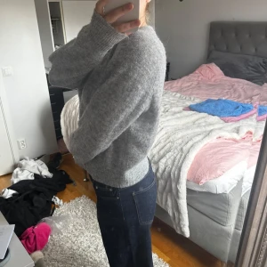 Ljusgrå stickad tröja från Carin Wester - Mysig grå stickad tröja från Carin Wester med rund halsringning och ribbade muddar. Str XXS men jag har S i vanliga fall och de där är så den sitter på mig. Så skulle absolut säga att den passar både XXS, XS och S beroende på vad för passform man vill ha.