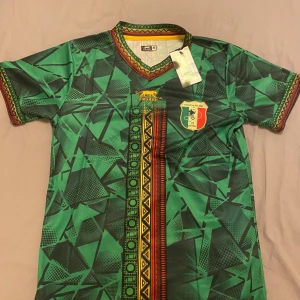 Mali landslag fotbollströja  - Riktigt fint och detaljerat! HELT NYA! ta en titt på min profil för mer tröjor 