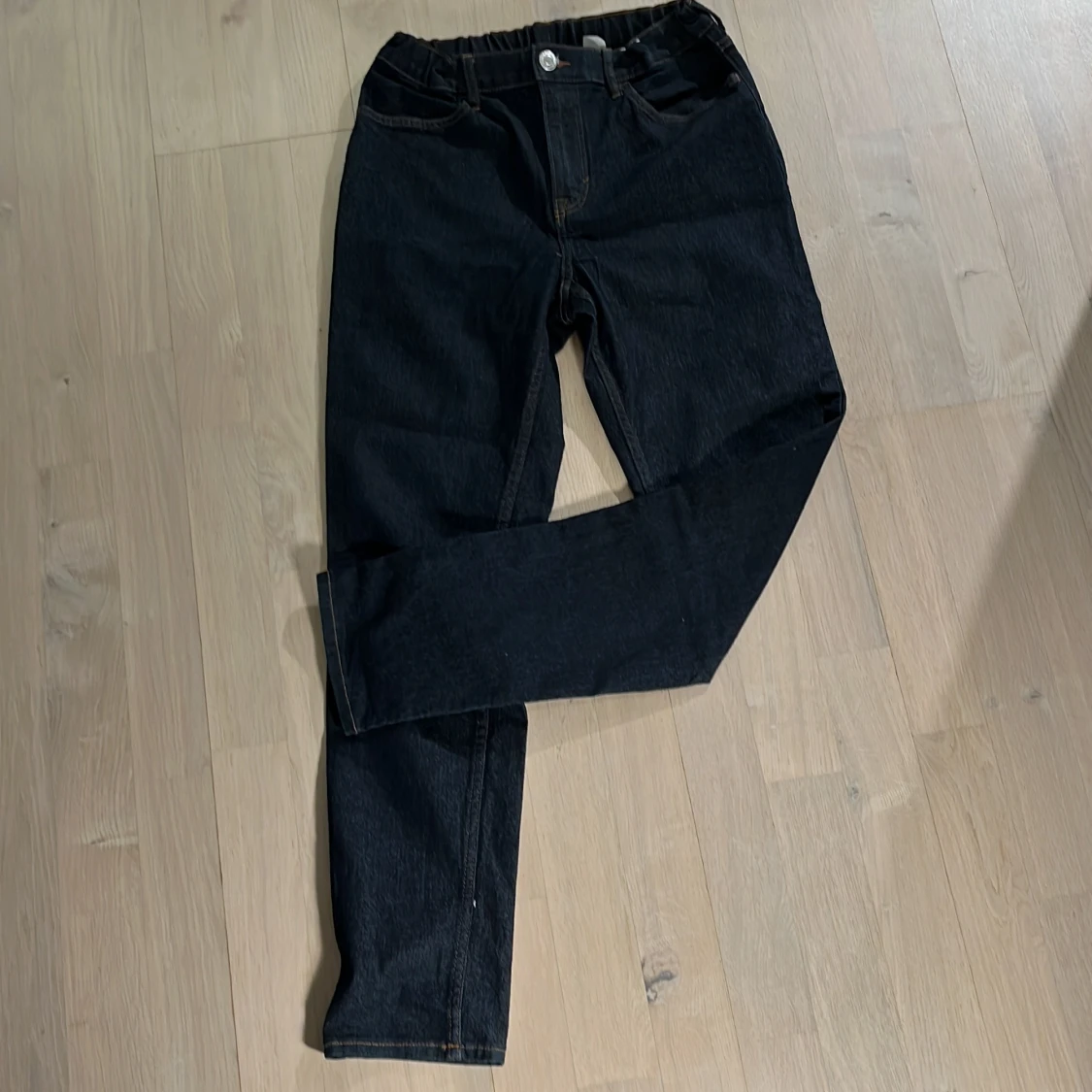 Mörkblå jeansbyxor med resårmidja - 2