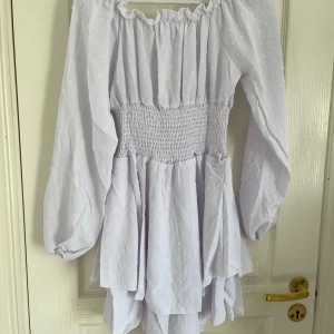 Byxdress - Supersöt byxdress med lång ärm. Ser mycket ut som en klänning med prickigt mönster. Perfekt för vår och sommar!🩷