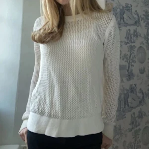 Vit stickad tröja🤍 - Säljer en vit stickad meshtröja med lång ärm och rund hals. En perfekt luftig tröja inför sommar 🌸Nypris: 800kr