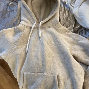 Ny ralph lauren hoodie  - En ny utanprislapp ralph lauren hoodie som är jättemjuk o skön! Skriv för mer bilder elr frågor! Pris kan såklart diskuteras 💞