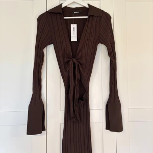 Brun ribbad långklänning med knytning - Supersnygg långklänning med knytning från Gina Tricot med prislapp kvar! 🐻🥥🤎