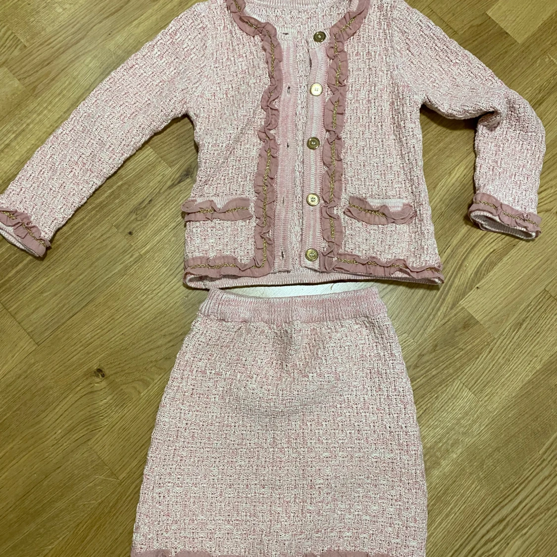 Rosa tweed kostymset med volangdetaljer