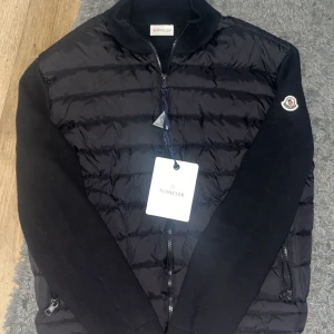 Moncler cardigan - Säljer en helt ny moncler cardigan och säljer då den inte passade annars skriv vid funderingar 