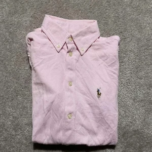 Rosa långärmad skjorta från Ralph lauren  - Storlek S passa är xs och 2xs. Riktigt snygg, svarar snabbt