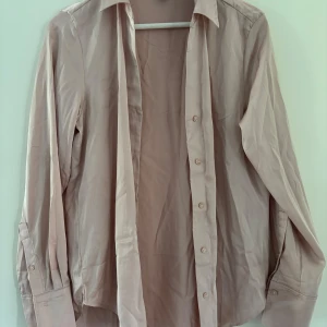 Rosa silkes skjorta från H&M - Som ny knappast använd🤍
