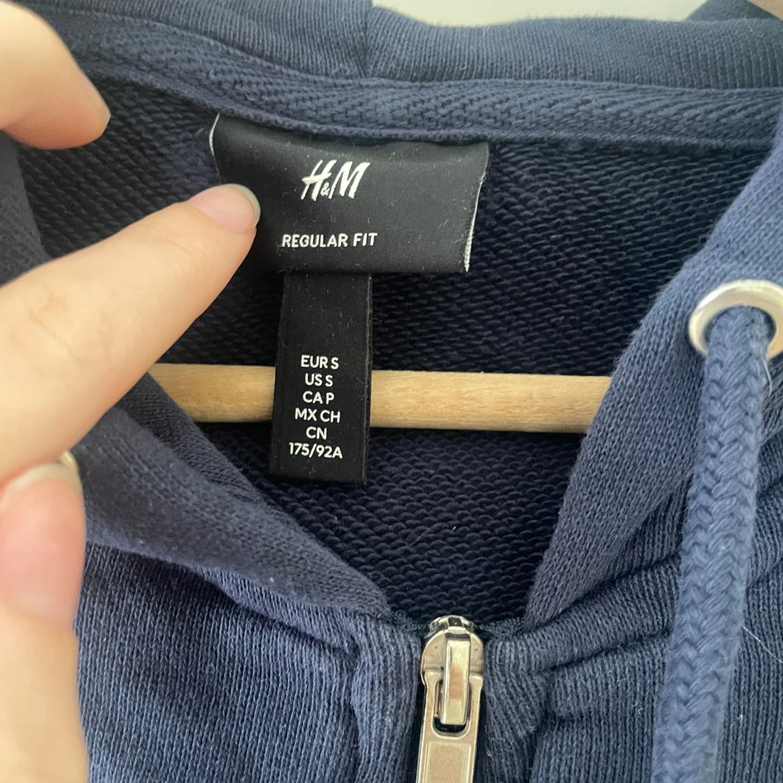 Mörkblå hoodie med dragkedja från H&M - 1