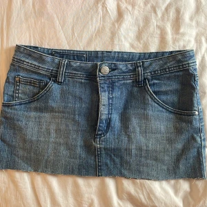 Jeans kjol - Så vacker och simpel jeanskjol passar alla toppar och tröjor, i topp skick. Jag är 166cm Storlek 38, säljer då den är lite stor för mig, KÖP EJ MELLAN 5juni-18juli