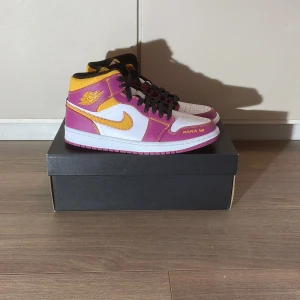 Jordan 1 mid Dia de los Muertos - Helt nya Jordan 1 mid Dia de los Muertos, size US 9.5 vilket motsvarar 43 I herr. 400kr!